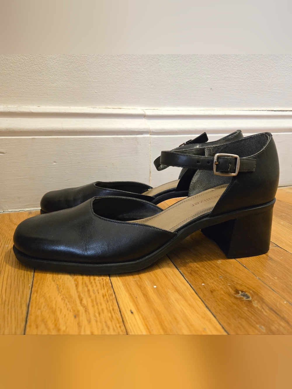 NATURALIZER Black Leather Block Chunky Mary Jane Closed Toe Heels 6.5